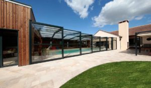 Abris de piscine haut adossé télescopique en aluminium noir dans la Sarthe 72 - Rénoval