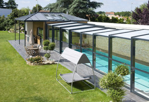 Abri de piscine en verre plus robuste et plus élégant que le polycarbonate - RENOVAL ABRIS