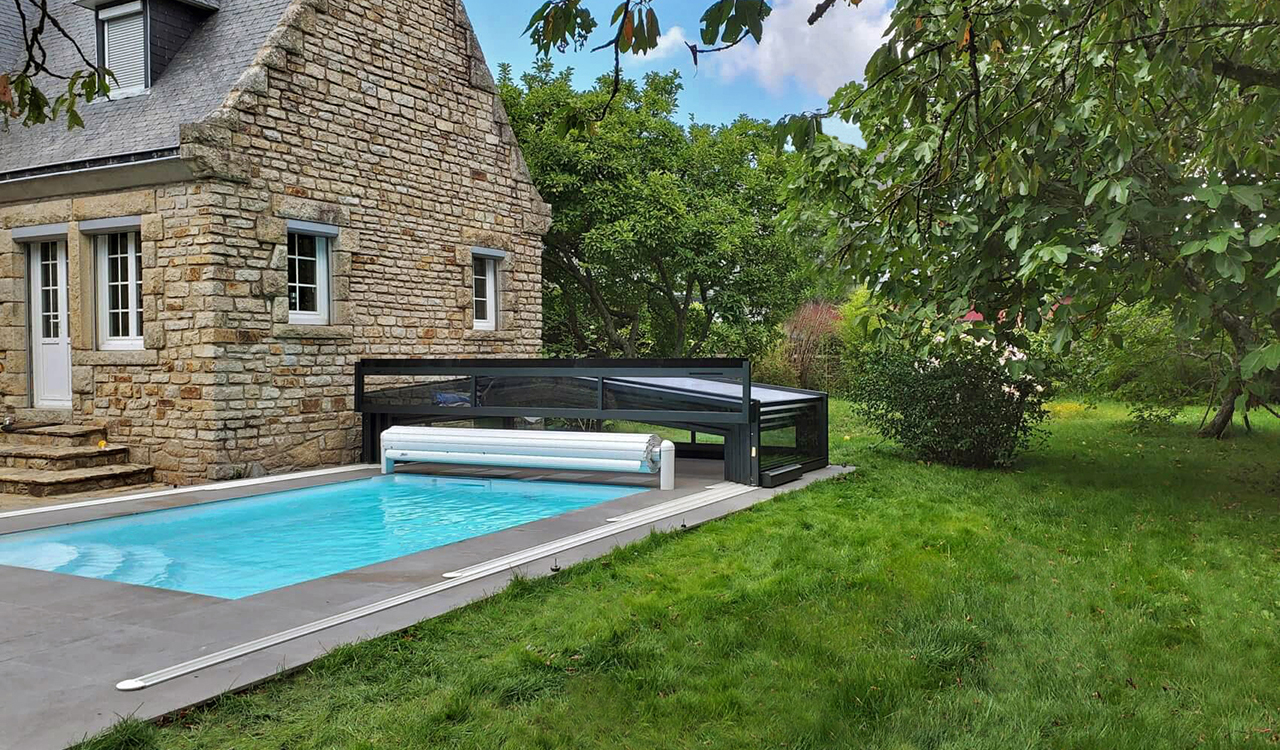Abris de piscine bas télescopique avec façade semi relevable sur mesure - RENOVAL ABRIS BRETAGNE 35