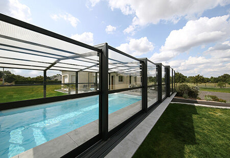Quelle structure choisir pour son abri de piscine : l'aluminium - RENOVAL ABRIS
