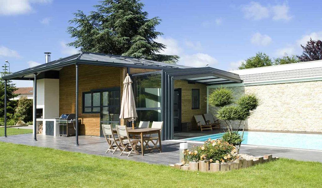 Espace aquatique avec un abri de piscine haut adossé Rénoval en double vitrage - Cholet 49