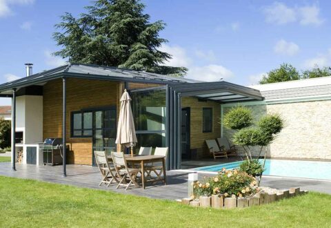 Espace aquatique avec un abri de piscine haut adossé Rénoval en double vitrage - Cholet 49