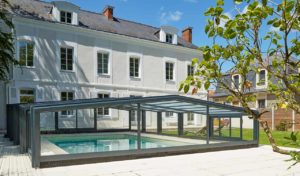 Abri de piscine mi-haut Rénoval en aluminium noir à Saint Sébastien sur Loire 44