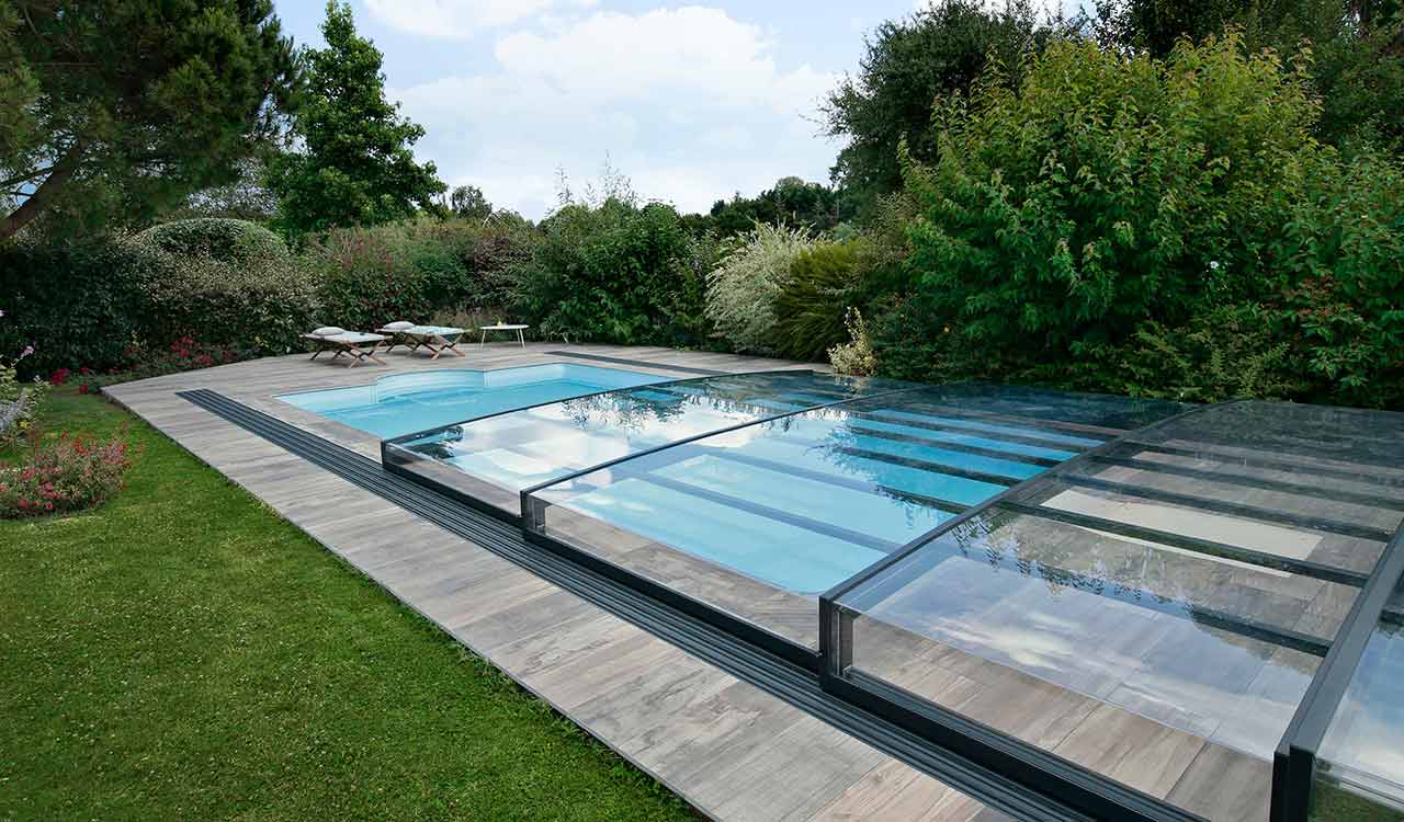 Abri de piscine Rénoval semi-plat en aluminium noir à Avrillé 49 - Maine et Loire