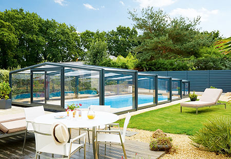 Abri de piscine semi-haut Rénoval composé de coulissants de différentes largeurs - 44 Nantes