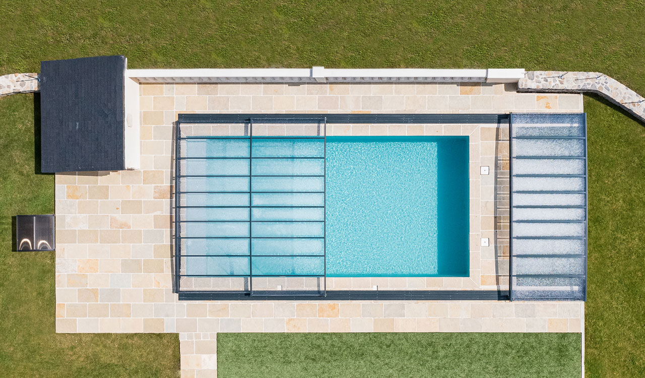 Abri de piscine Rénoval semi-plat en aluminium noir à Alçay Pyrénées-Atlantiques (64)