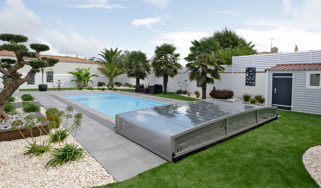 Abri de piscine bas Rénoval en aluminium gris au Château d'Olonne 85 Vendée