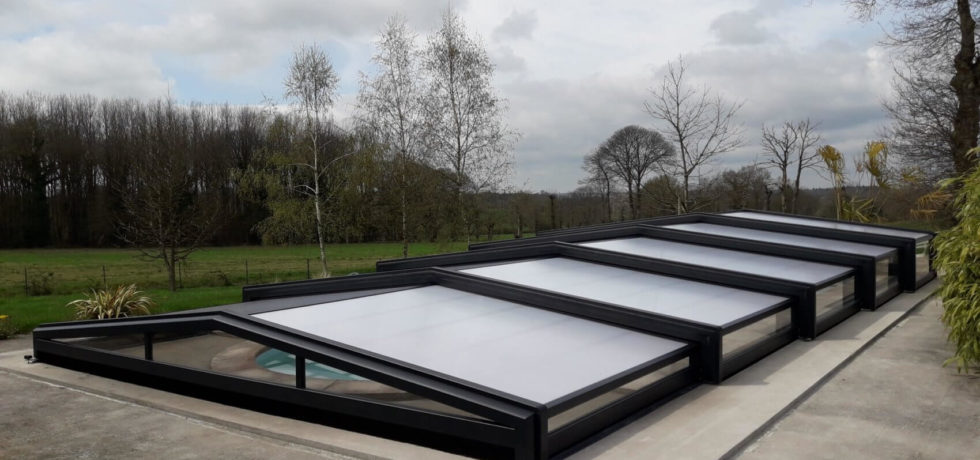 Abri de piscine bas en alu noir et simple vitrage à La Mezière 35 - RENOVAL ABRIS RENNES