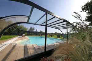 Abri de piscine mi-haut cintré en polycarbonate, fermeture à clé, coloris noir à La Jubaudière - RENOVAL ABRIS CHOLET 49