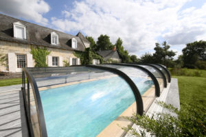 Abri de piscine mi-haut cintré RENOVAL ABRIS pour maison de caractère à Beaufort en Vallée 49