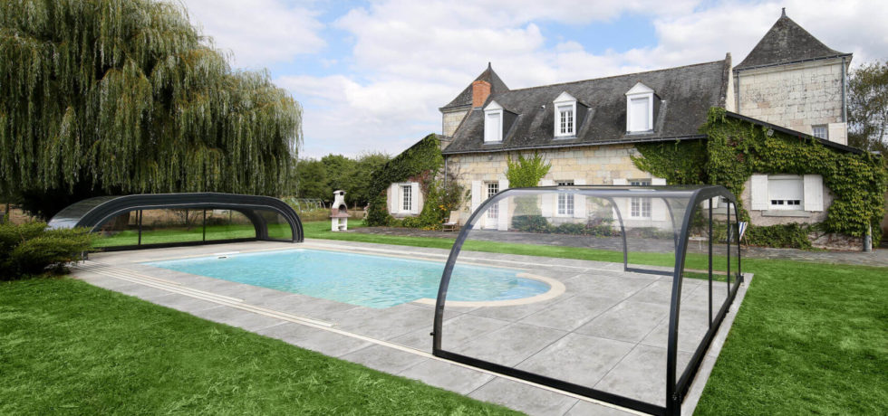 Abri de piscine mi-haut cintré RENOVAL ABRIS pour maison de caractère à Beaufort en Vallée 49