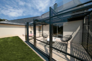 Abri de terrasse en alu noir et verre simple vitrage en Ile et Vilaine à Bruz 35 - RENOVAL ABRIS RENNES