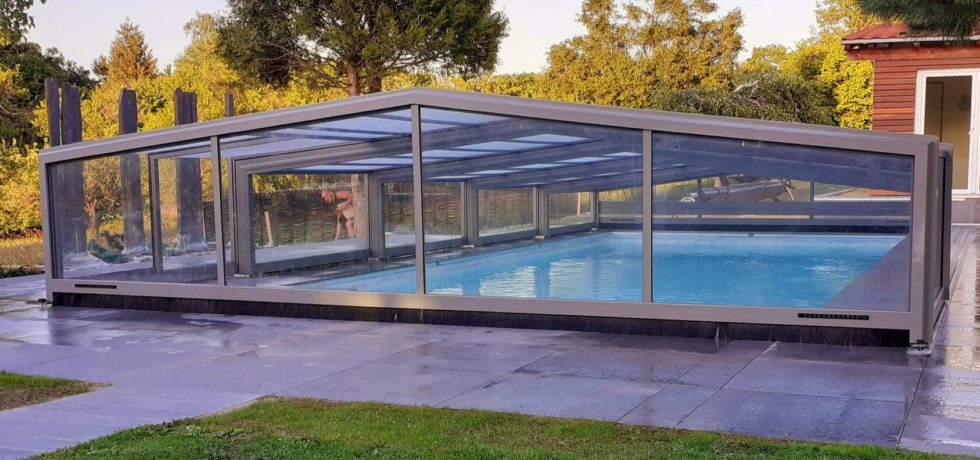Abri de piscine bas alu gris clair 9007 à Gros Rederching - 57