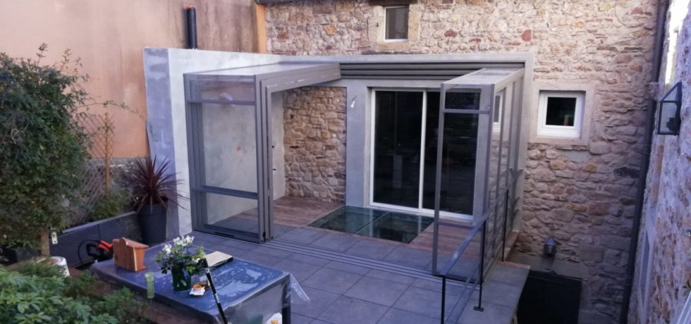 Abri de terrasse en alu gris sur maison en pierres dans l'Aveyron à Saint Afrique - RENOVAL ABRIS 12
