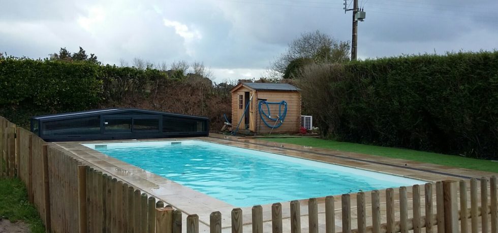 Abri de piscine bas en verre et alu noir à Plougrescant dans les Côtes d'Armor - RENOVAL ABRIS 22