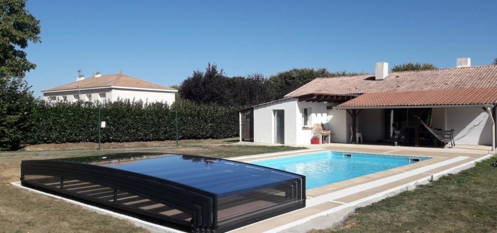 Abri de piscine semi-plat en alu noir à Saint André Goule d'Oie - Vendée - RENOVAL ABRIS 85