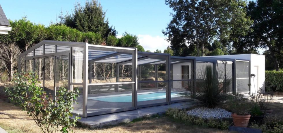 Abri de piscine haut en verre simple vitrage coloris gris à Savenay 44 - RENOVAL ABRIS NANTES