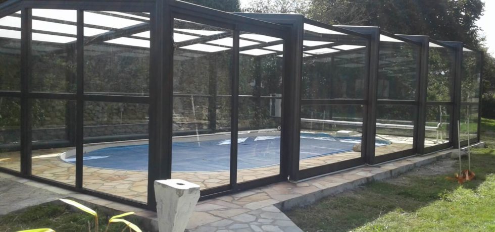 Abri de piscine haut en verre simple vitrage, alu coloris noir en Haute-Vienne (87) - RENOVAL ABRIS LIMOGES