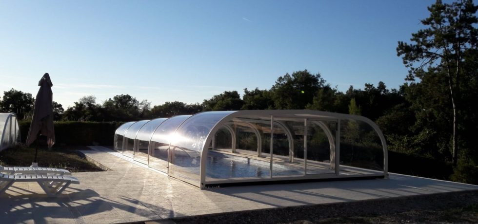 Abri de piscine mi-haut en alu blanc et polycarbonate à Labastide-Gabausse - RENOVAL ABRIS 81