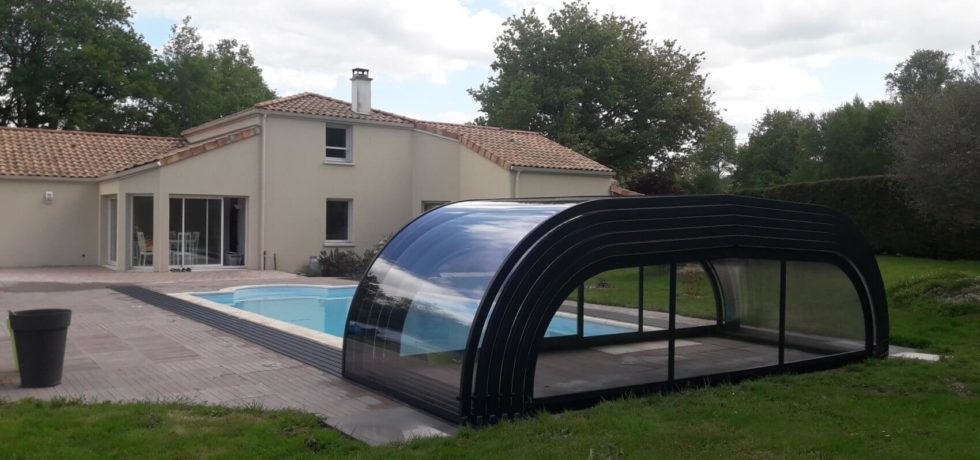 Abri de piscine mi-haut cintré en alu noir et polycarbonate à Vertou 44 - RENOVAL ABRIS NANTES
