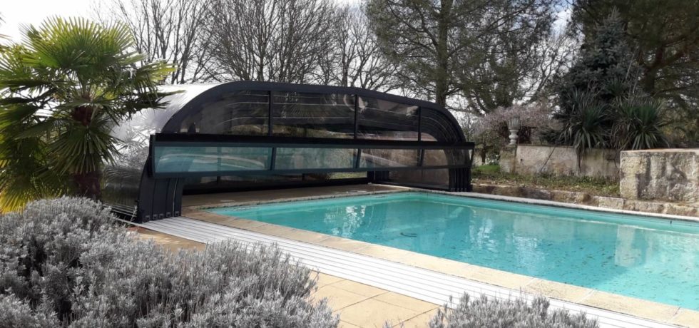 Abri de piscine mi-haut cintré en alu noir et polycarbonate à Pauilhac - RENOVAL ABRIS 32