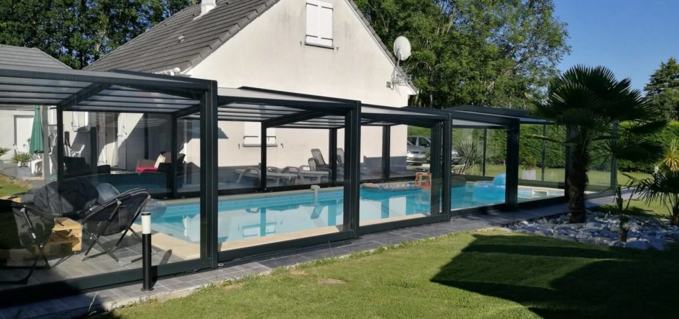 Abri de piscine haut en alu noir et modules télescopiques RENOVAL ABRIS à Barzun, Pyrénées-Atlantiques (64)