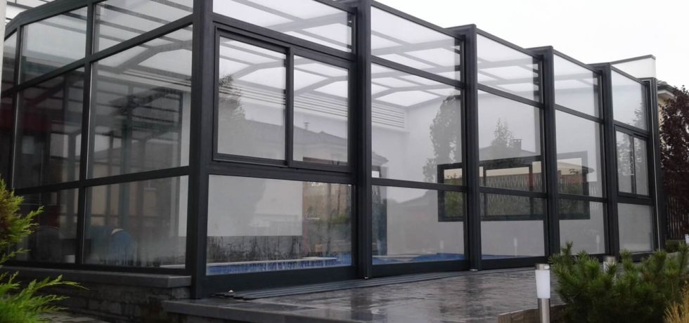 Abri de piscine haut adossé en alu noir et en verre double vitrage en Meurthe et Moselle - RENOVAL ABRIS 54