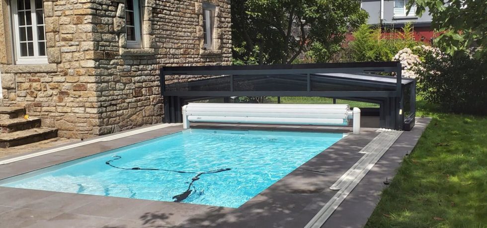 Abris de piscine Rénoval en alu noir à Clohars Carnoet - 29