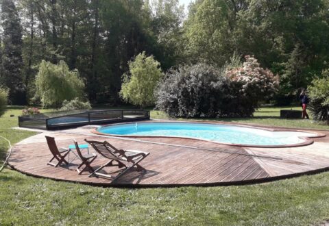 Abri de piscine semi-plat sur piscine haricot à Périgné - RENOVAL ABRIS 79