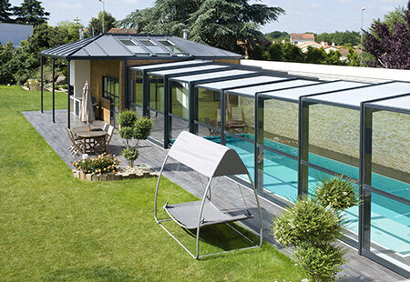 Abri de piscine en verre plus robuste et plus élégant que le polycarbonate - RENOVAL ABRIS