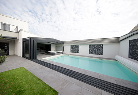 Abri de piscine et spa haut adossé en verre double vitrage - RENOVAL ABRIS 85