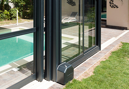 Tout savoir sur un abri de piscine motorisé