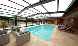 Abri de piscine haut adossé fermé - Réalisation Rénoval Abris
