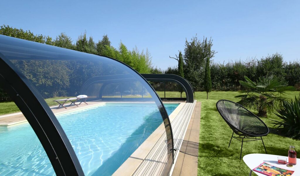 Abri de piscine mi-haut cintré confort à La Jubaudière (49)