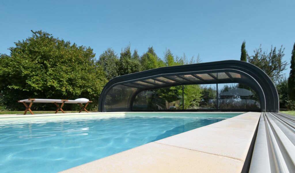 Abri de piscine mi-haut cintré confort à La Jubaudière (49)